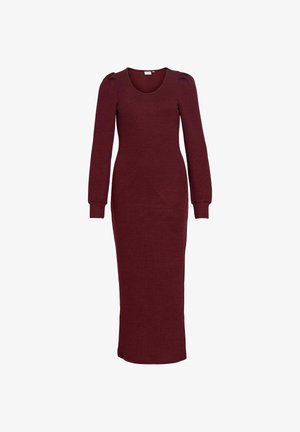 Lang burgunderfarget ribbestrikket kjole med lange, puffete ermer og en tettsittende silhuett, som går til midtkalvlengde.