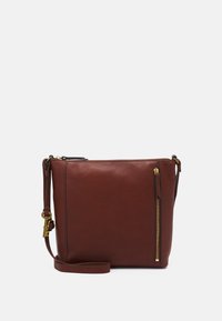 Brun læder crossbody taske med struktureret overflade, en lynlåslomme på siden og en aftagelig rem, prydet med hardware i guldtoner.