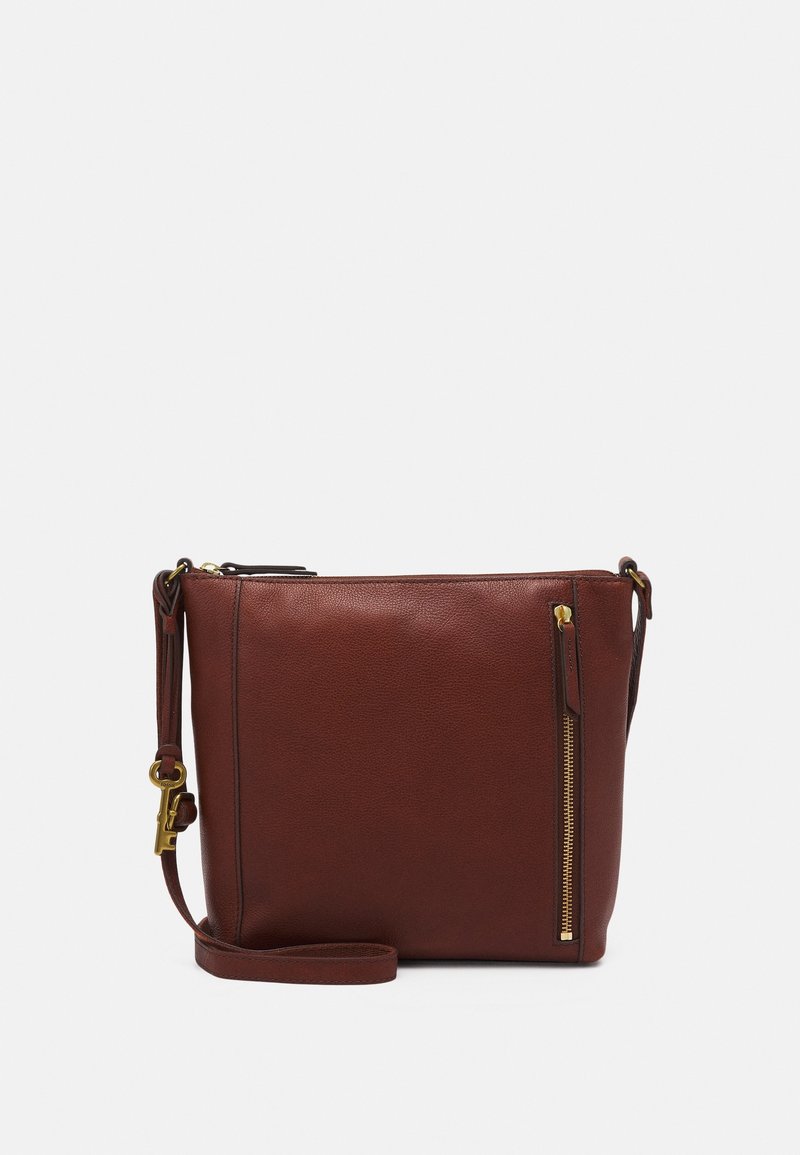 Brun læder crossbody taske med struktureret overflade, en lynlåslomme på siden og en aftagelig rem, prydet med hardware i guldtoner.