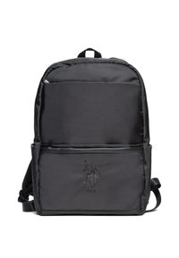 Černý nylonový batoh s polstrovanými ramenními popruhy, předním zipovým kapsou a raženým logem. Hladká textura, minimalistický design a obdélníkový tvar.