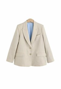Beige pruhovaná sako s vyštípnutými klopami, dvěma knoflíky, klopovými kapsami a světle modrou podšívkou na dřevěném ramínku.