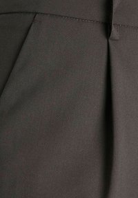 Mörkgrått tyg med en slät textur, med veckdetalj och en ren, skräddarsydd design, perfekt för byxor eller kjolar.