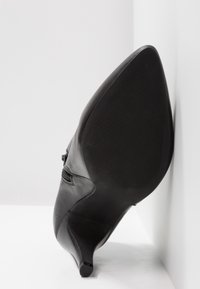 KIOMI Stövletter - black