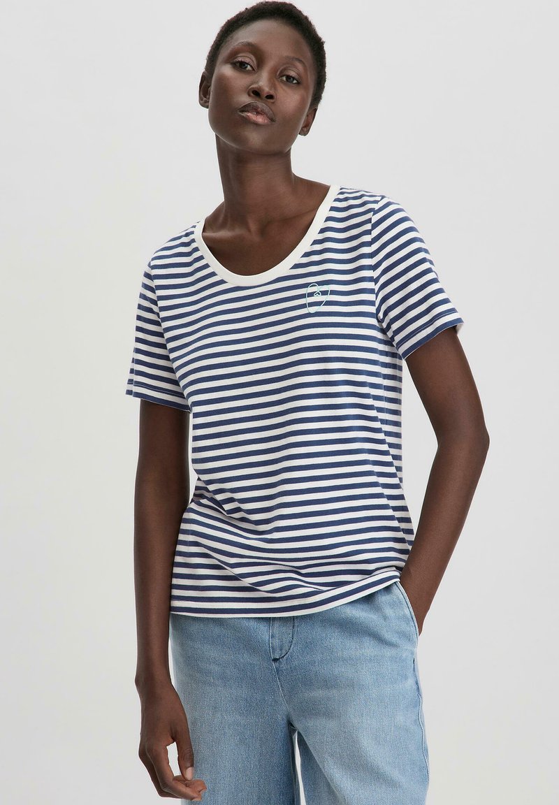 Gestreiftes T-Shirt in Marineblau und Weiß mit Rundhalsausschnitt, kurzen Ärmeln und einem hellen Kragen. Verfügt über ein kleines gesticktes Logo auf der Brust.