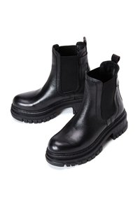 Chelsea boots neri, tomaia in pelle, pannelli laterali elasticizzati, punta rotonda, suola in gomma spessa con battistrada, linguetta sul tallone per una facile calzata.
