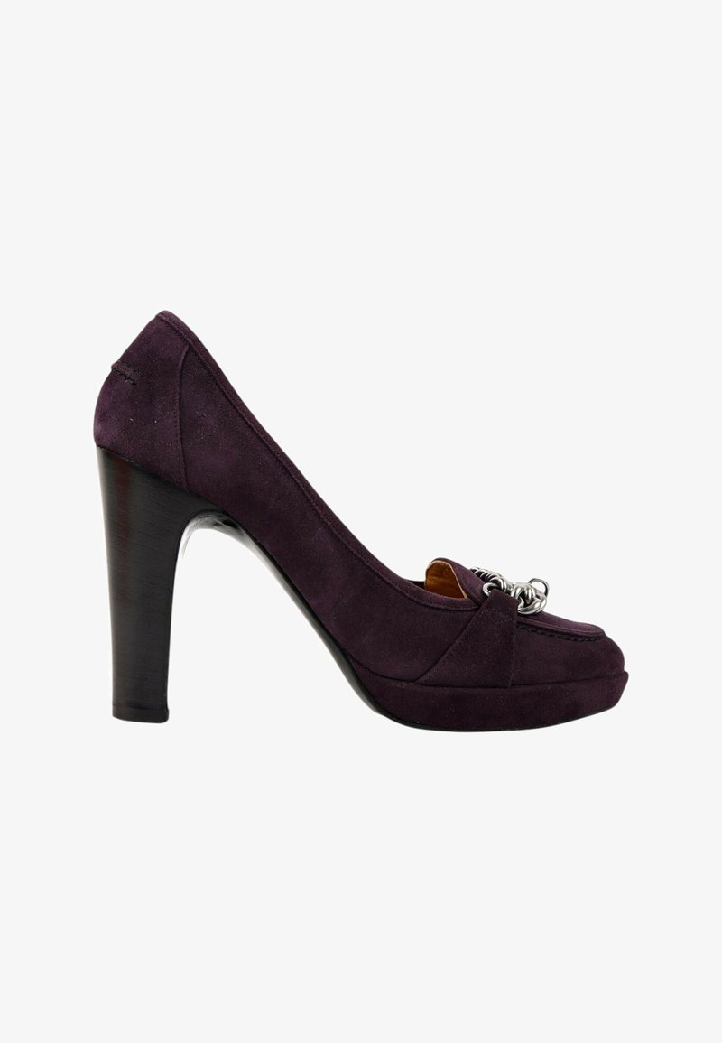 Chaussure à talon haut en daim violet foncé avec un bout rond, une semelle plateforme et une décoration en chaîne argentée à l'avant.