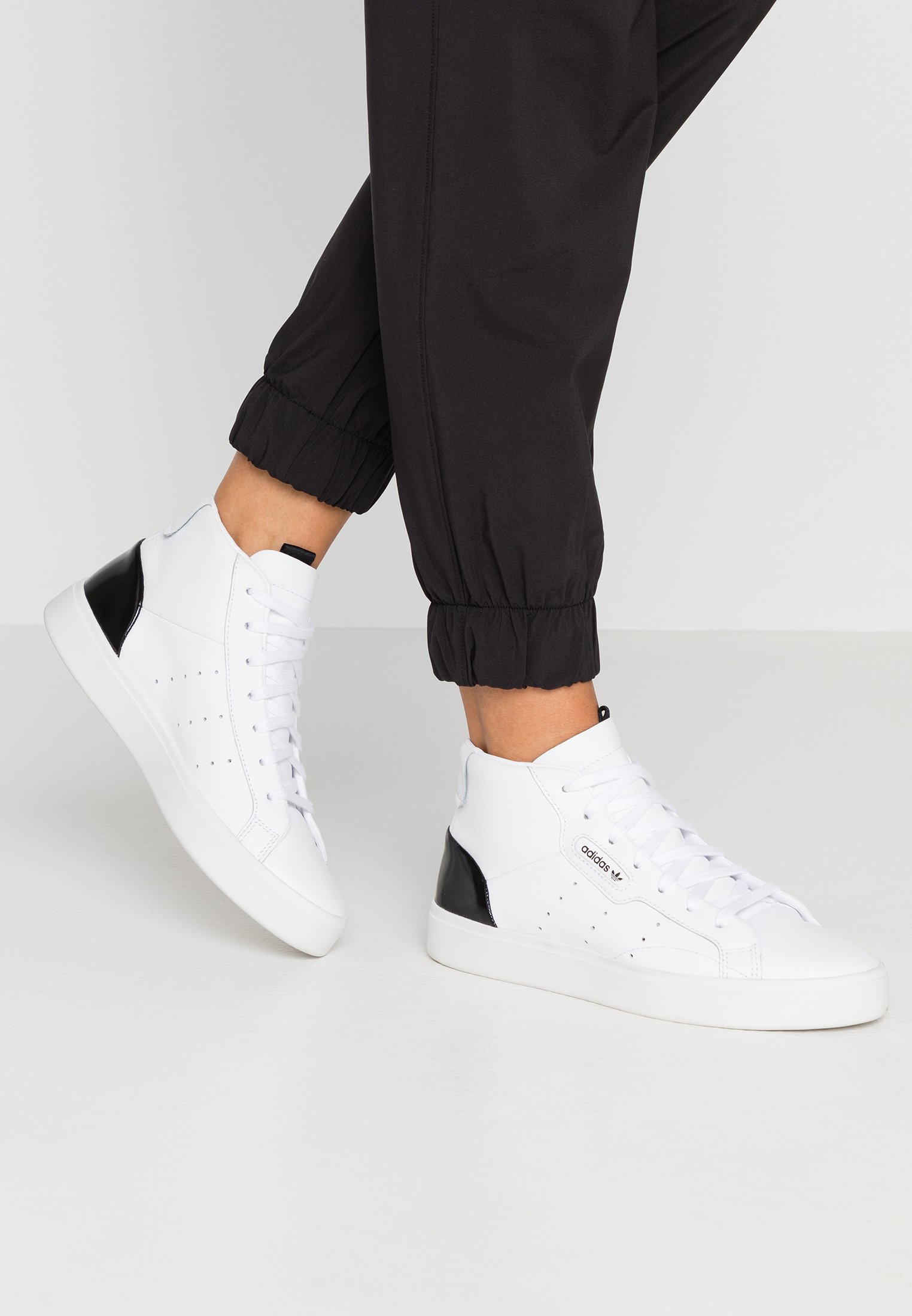 adidas Originals SLEEK MID - Sneakers alte - footwear white/core  black/bianco - Zalando.it