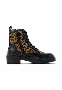 Stivali alla caviglia in pelle nera con tessuto a motivo leopardo. Presentano chiusure con zip e lacci, tomaia texture e suola in gomma spessa.