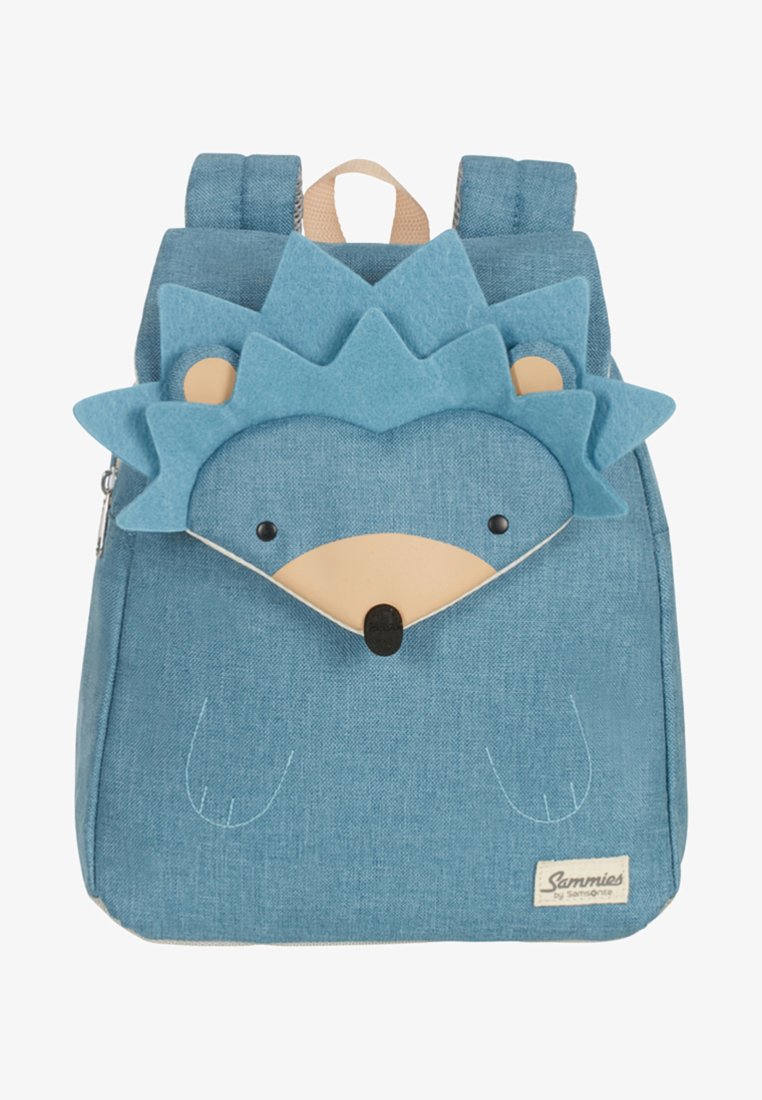 Helleblaue Stoff-Rucksack mit einem Igel-Design. Verfügt über Filzstacheln, ein beiges Gesicht und schwarze Knopfaugen. Enthält verstellbare Träger.