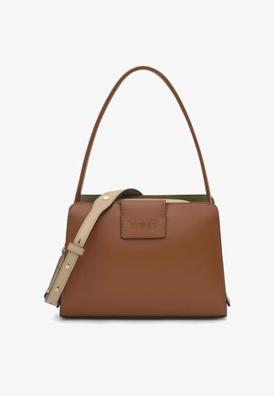 Brązowa prostokątna skórzana torebka z górnym uchwytem, regulowanym beżowym paskiem na ramię oraz logo "TOUS" wytłoczonym na przedniej klapie.