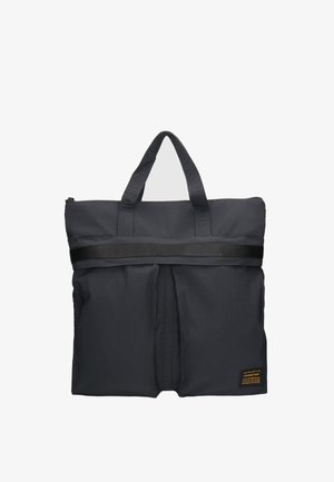 Bolsa tote de tela negra con asas superiores dobles, diseño elegante, cremallera plateada, amplia correa negra, frente plisado y etiqueta de marca en el lateral.