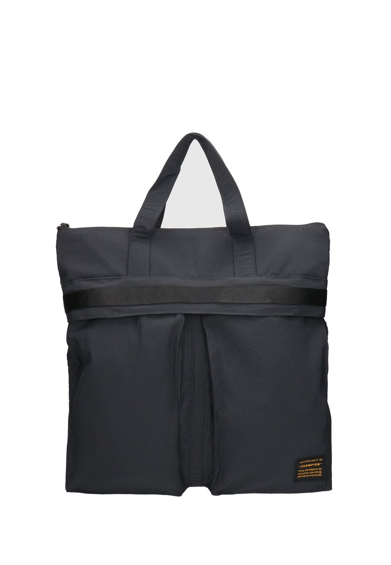 Sac fourre-tout en tissu noir avec des poignées supérieures doubles, design épuré, fermeture éclair argentée, large sangle noire, devant plissé et étiquette de marque sur le côté.