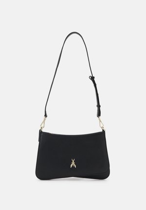 Musta nahkainen olkalaukku, jossa on kaareva muoto, kultaiset kiinnityksillä varustetut yksityiskohdat ja pieni hyönteislippu edessä. Säädettävä hihna mukana.