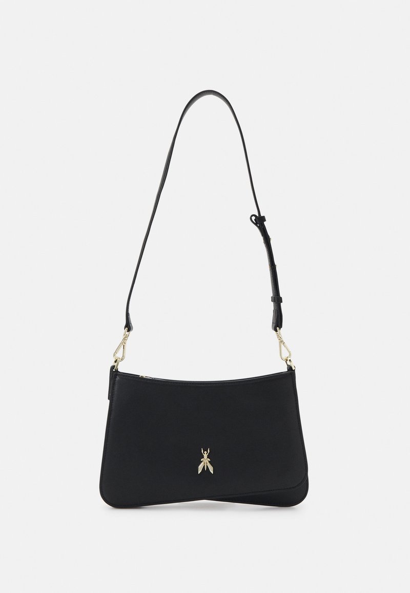 Borsa a spalla in pelle nera con forma curva, dettagli in metallo dorato e un piccolo logo a forma di insetto sulla parte anteriore. Cinghia regolabile inclusa.
