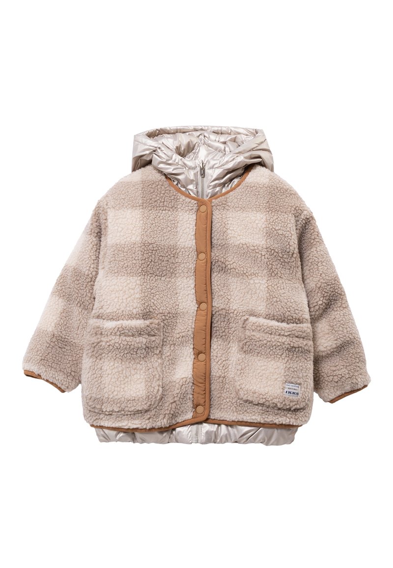 Jas van nepbont in beige met een ruitpatroon, voorzien van een glanzende zilveren capuchon, drukknopen en twee voorzakken.