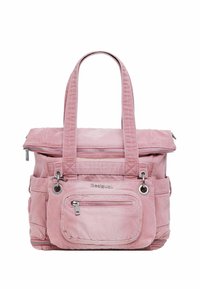 Bolso tote de denim rosa con solapa superior, múltiples bolsillos con cremallera y textura acolchada. Cuenta con asas dobles y detalles de herrajes plateados.