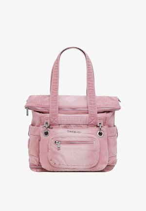 Geantă de umăr din denim roz, cu capac pliabil, mai multe buzunare cu fermoar și textură matlasată. Dispune de două mânere și accente din metal argintiu.
