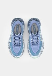 Chaussures de course légères avec un dessus à motifs bleu et vert, en matériau en maille, à bout rond et à lacets, dotées d'une semelle rembourrée.