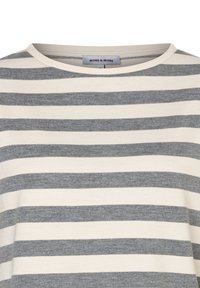 Gestreiftes T-Shirt in Creme- und Grautönen. Verfügt über einen runden Ausschnitt, weichen Stoff und horizontale Streifen in unterschiedlichen Breiten. Markenlabel sichtbar.