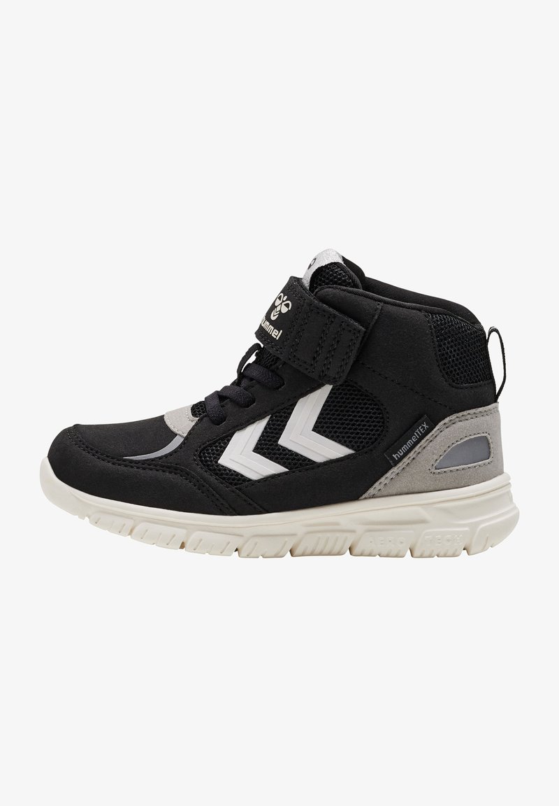 Schwarze High-Top-Sportschuhe mit einem weißen Chevron-Design, Mesh-Einsätzen und Klettverschluss. Sie verfügen über eine strukturierte Sohle und einen verstärkten Absatz.