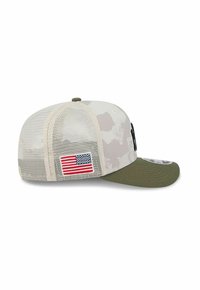Tarnkappen-Baseballmütze mit Netzrücken, olivgrünem Schirm und einem Aufnäher der amerikanischen Flagge an der Seite. Texturiert und mit strukturiertem Form.