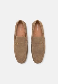 Brązowe zamszowe loafersy z przeszywaną konstrukcją, skórzaną podszewką i stylem wsuwanym, z bocznymi akcentami, w tym wielokolorowym paskiem.