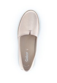 Světle růžová kožená slip-on obuv s texturovaným povrchem, kulatou špičkou a tkaným okrajem. Na vnitřní straně se nachází název značky "Gabor" a velikost.