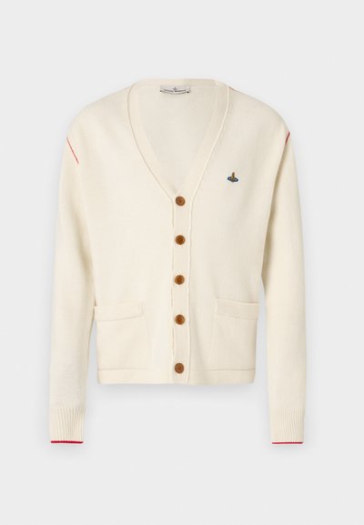 Kräm cardigan med V-hals, træknapper, to forlommer og røde detaljer på ærmerne. Blød tekstur med broderede detaljer.