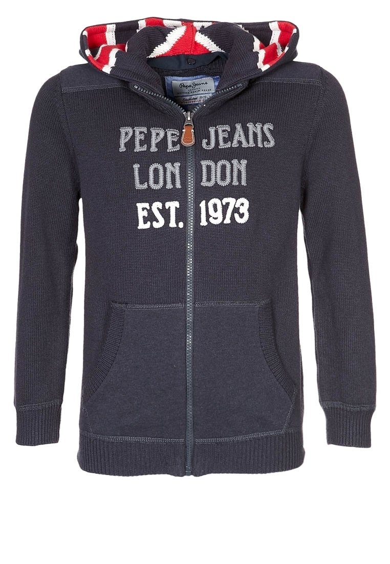 Marinblå zip-up-huvtröja i texturerat tyg, med en huva fodrad med rött och vitt mönster, framfickor och vit broderad logotyp.