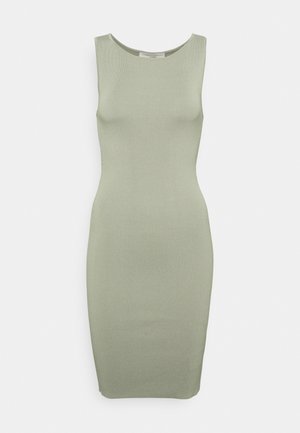 Robe ajustée sans manches longueur genou en vert sauge clair avec encolure ronde et texture en maille côtelée.