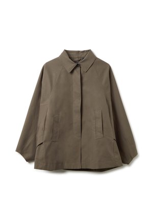 Giacca verde oliva con colletto, chiusura con bottoni frontali e due tasche laterali. Presenta una vestibilità comoda e un tessuto liscio e testurizzato.