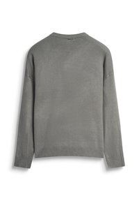 Suéter de punto gris con un corte holgado, mangas largas, cuello redondo y aberturas en los laterales del dobladillo. Textura suave con un brillo sutil.