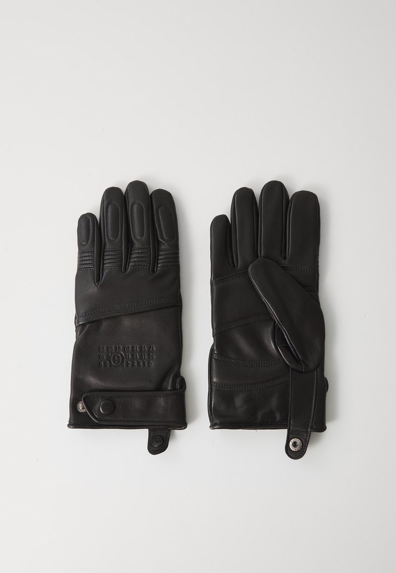 Luvas de couro pretas com cinco dedos, apresentando uma palma texturizada, fita ajustável e detalhes em costura. A luva esquerda tem números em relevo.