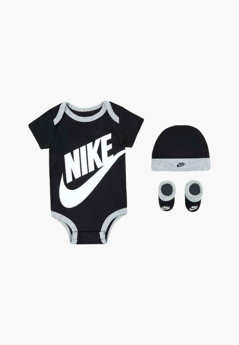 Bodysuit preto da Nike com elementos cinzentos, apresentando um grande logótipo branco, emparelhado com um chapéu e botinhas a condizer, tudo em material suave.