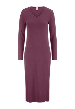Langärmliges, knielanges Kleid in gedämpftem Pflaumenfarben mit V-Ausschnitt und taillierter Silhouette, präsentiert vor einem schlichten weißen Hintergrund.