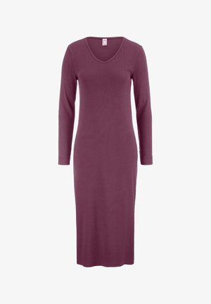 Langärmliges, knielanges Kleid in gedämpftem Pflaumenfarben mit V-Ausschnitt und taillierter Silhouette, präsentiert vor einem schlichten weißen Hintergrund.