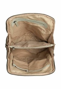 Interno di una borsa con zip in tessuto beige, dotato di più scomparti, tra cui una grande sezione centrale e una piccola tasca con zip.