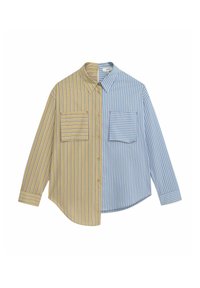 La camicia button-up presenta un design a spacco: un lato giallo con sottili righe, l'altro blu con righe chiare. Due tasche sul petto, texture in cotone morbido.
