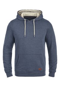 Sudadera azul marino hecha de una tela suave, con capucha ajustable, bolsillo frontal y parche de cuero en el borde inferior.