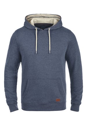 Diepblauwe hoodie van zachte stof, met een trekkoordcapuchon, voorzak en leren logo-patch aan de onderste rand.