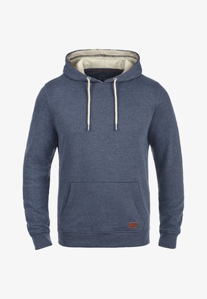 Diepblauwe hoodie van zachte stof, met een trekkoordcapuchon, voorzak en leren logo-patch aan de onderste rand.