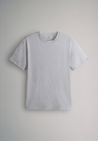 Schlichtes hellgraues T-Shirt mit kurzen Ärmeln und Rundhalsausschnitt, vor neutralem Hintergrund hängend, Vorderansicht.