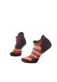 Färgglada ankelsockar med ett mönster av orange, rosa och mörklila ränder, tillverkade av ett texturerat, stretchigt tyg för komfort.