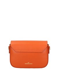 Borsa a tracolla in pelle arancione con chiusura a pattina, hardware dorato e logo impresso sul davanti. Texture liscia e forma rettangolare.