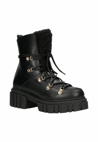 Zwarte leren enkellaars met een dikke, gestructureerde zool, gouden hardwareaccenten en nepleren voering. Beschikt over een vetersysteem en een stevige vorm.