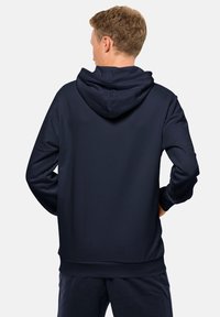 Felpa blu navy con tasca a marsupio, cappuccio foderato, polsini e orlo a costine, realizzata in un morbido e liscio tessuto con una vestibilità comoda.