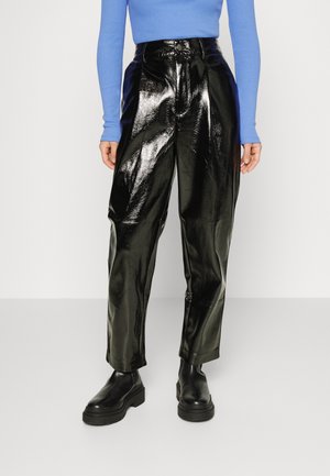 ONLBAILEY GLAZED CARROT PANTS - Calças - black