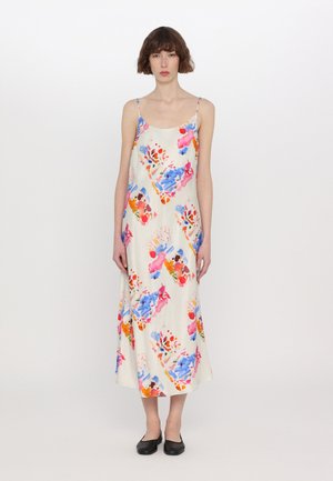 Il dress fluido senza maniche in crema con vivaci motivi floreali ad acquerello nei colori rosa, blu e arancione; tessuto leggero, design lungo fino alla caviglia.