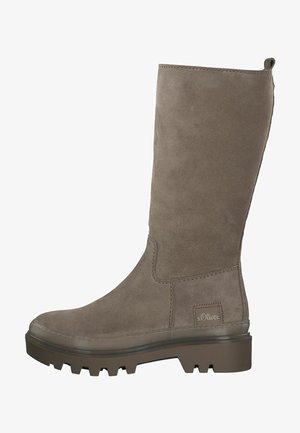 Kniehohe braune Wildlederstiefel mit strukturierter Oberfläche, dickem Gummisohl und kontrastierenden Nähten. Verfügt über ein kleines Logodetail an der Seite.