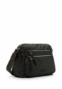 Mørkegrøn nylon crossover taske med flere lynlåslommer, brune læderdetaljer og en justerbar stofrem. Glat overflade.